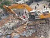 مسؤول أوامر هدم المنازل مستوطن يعيش بمبنى غير مرخص